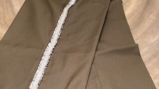 パンツの裾上げお直し作業の様子