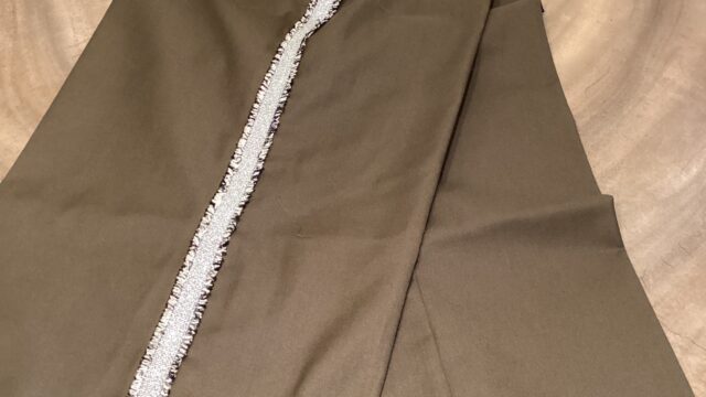 パンツの裾上げお直し作業の様子